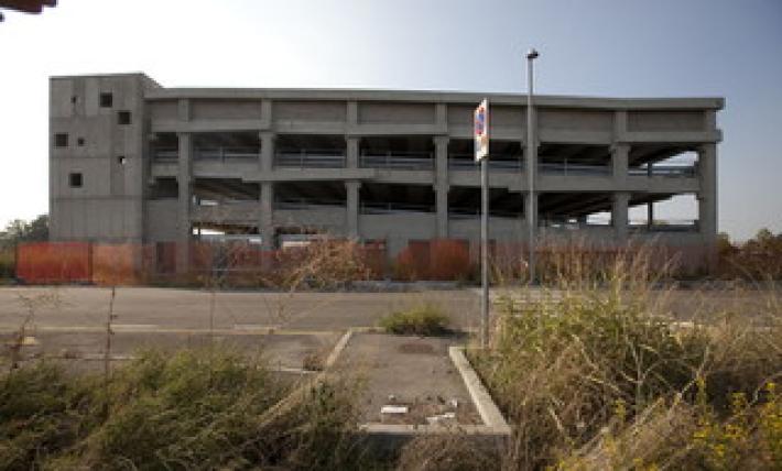 Nuovo sgombero al parcheggio abbandonato