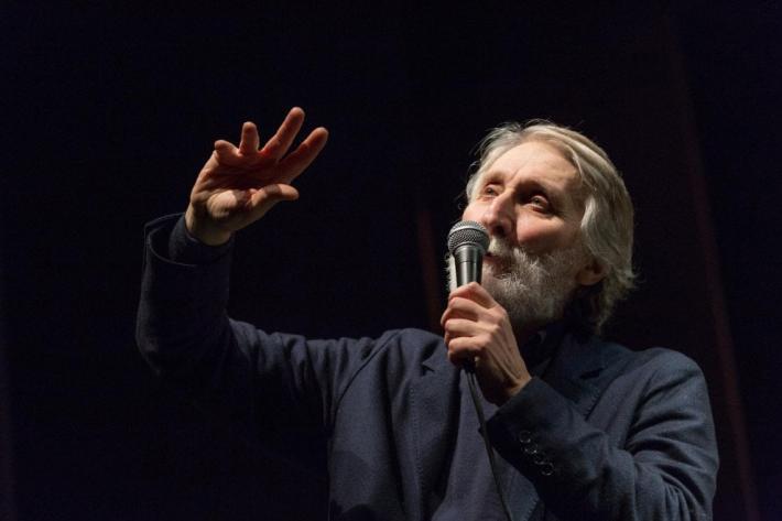 Con "Via Nino Bixio" Lucio Rossi questa sera porta sul palco le strade dell'Oltretorrente