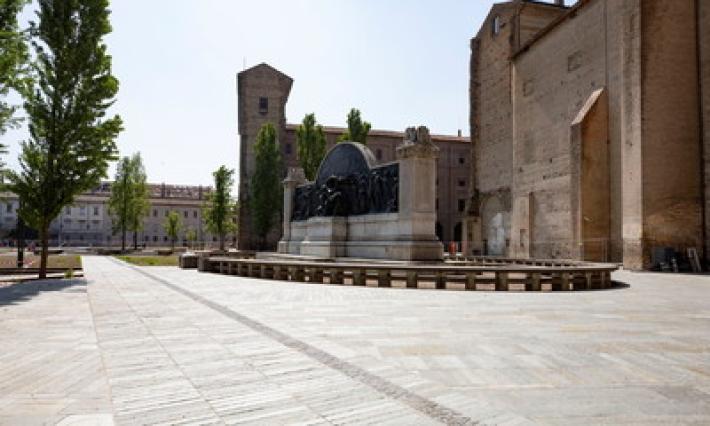Piazza della Pace: vialetti pronti, manca solo l'erba