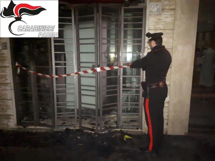 Incendio in un negozio, paura nella notte in via Garibaldi