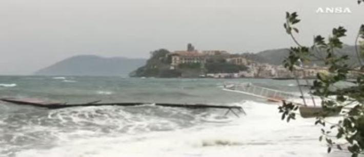 Maltempo: forte vento e mare mosso, fermi i collegamenti con le Eolie - Il video