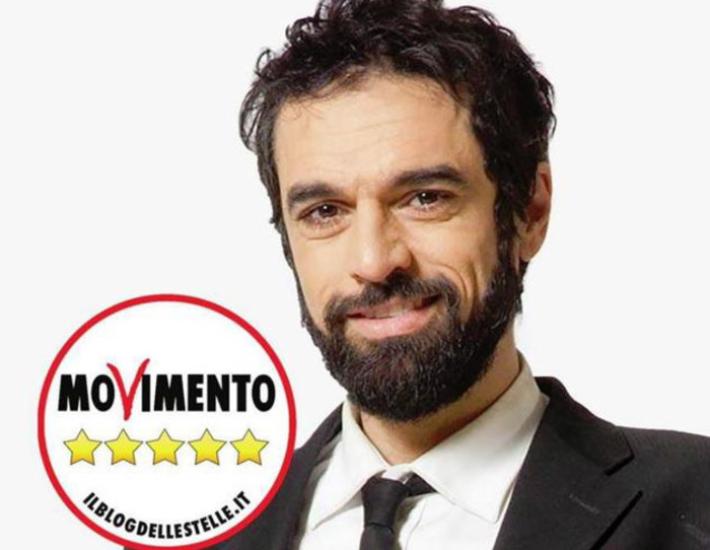 Le Iene contro Giarrusso: "La smetta di vestirsi come noi" per la campagna elettorale