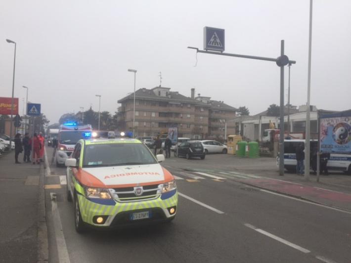 Frontale tra due auto in via Venezia: un ferito