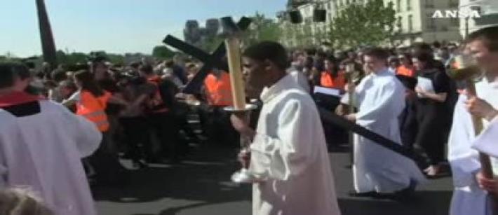 Parigi, la Via Crucis a Notre Dame