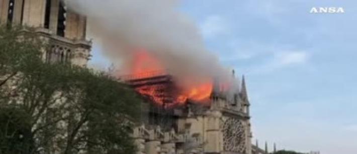 IL PUNTO: Brucia Notre-Dame, Parigi in ginocchio