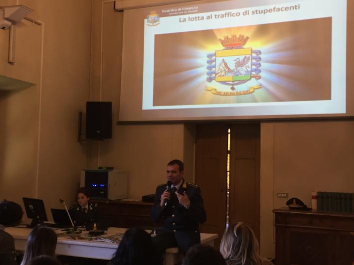 A scuola con la Guardia di Finanza: 