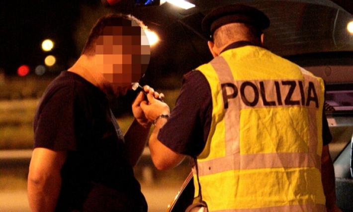 Ragazza guida ubriaca, chiama fidanzato ma ha bevuto anche lui: multati e patente ritirata a entrambi