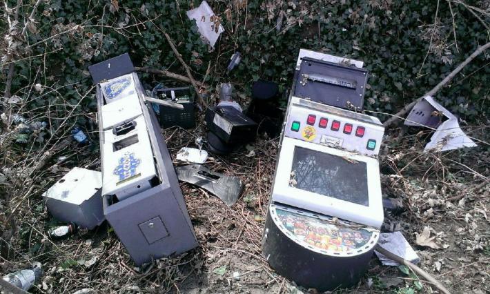 Rifiuti e videopoker nel parco
