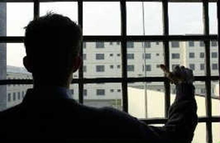 Detenuto compie gli anni, gli amici fanno i fuochi d'artificio fuori dal carcere: emessi 4 fogli di via per due anni