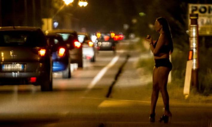 Fissano l'appuntamento con un trans a Cremona, lo rapinano e picchiano e scappano verso Parma: uno preso, l'altro si &egrave; costituito dopo la fuga