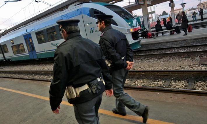 Molestava ragazze sul Bologna-Milano: arrestato. Per le feste oltre un reato al giorno sui treni regionali