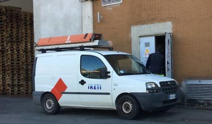 Blackout elettrico per alcuni condomini in via Piva. Tecnici Iren al lavoro per riparare il guasto