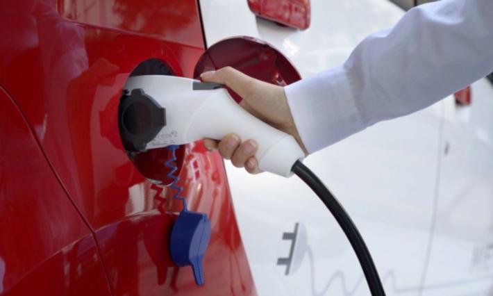 Bollo gratis per tre anni a chi compra un'auto ibrida