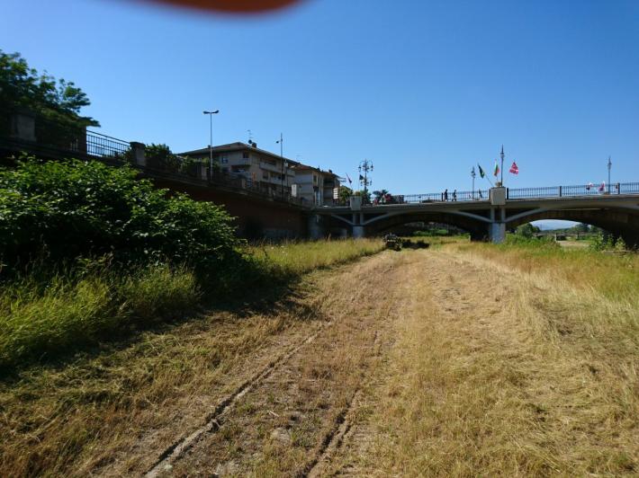 Appiccano il fuoco nel greto torrente Parma e nella zona del Torrione di Strada dei Farnese