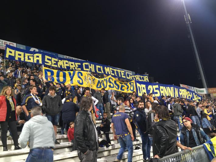 Striscione in curva per i 25 anni dei Boys Busseto