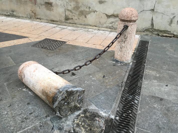 Colonnotto abbattuto in piazzale San Bartolomeo