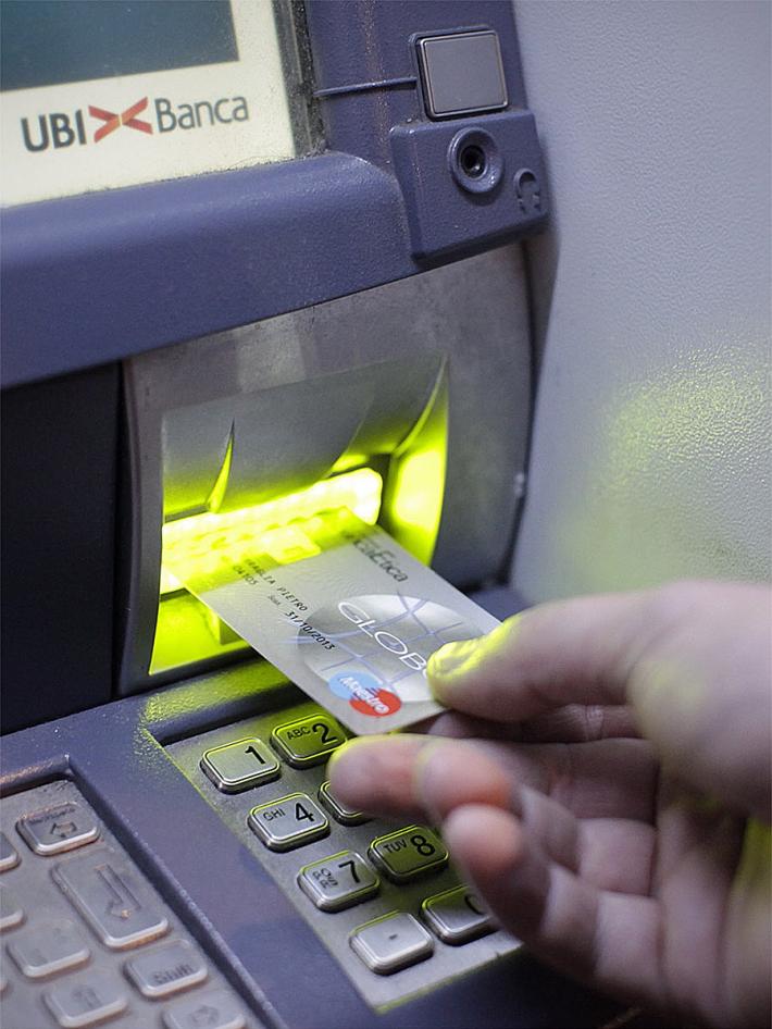 Furto del bancomat in una chiesa, parzialmente risarcita l'anziana titolare