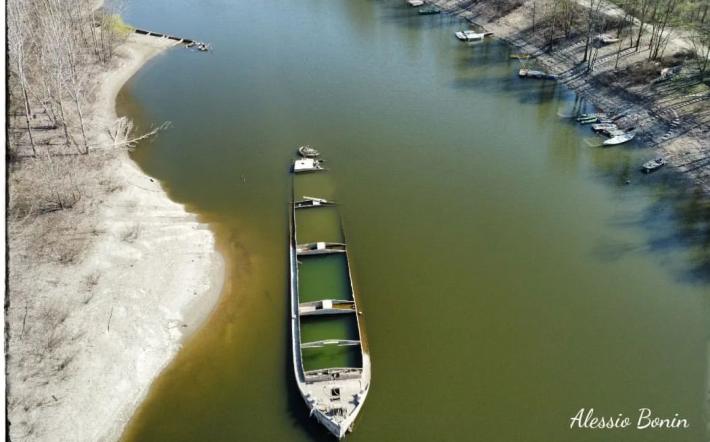 Dal Po riaffiorano una chiatta  e un cingolato della II Guerra mondiale