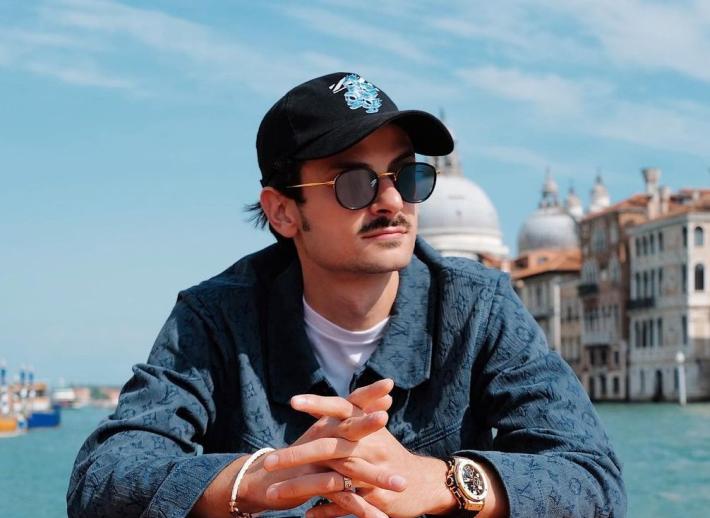 Un ladro ruba  lo smartphone a Rovazzi mentre sta facendo una diretta su Instagram