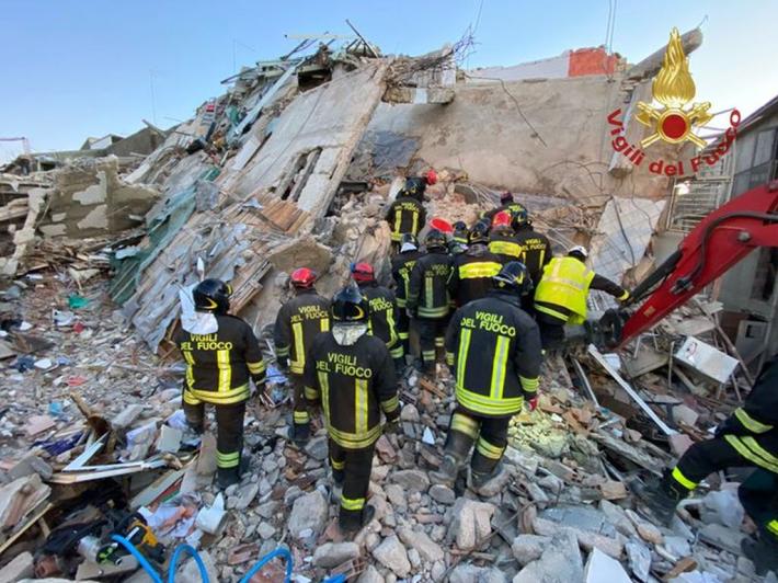 Crollo a Ravanusa, estratti altri 4 corpi. Sette le vittime