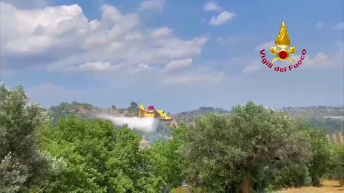 A fuoco boschi nello Spezzino, in azione elicottero e canadair