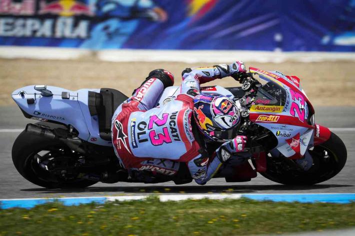 Bastianini infila Bagnaia all'ultimo giro, trionfo azzurro al Gp d'Aragon