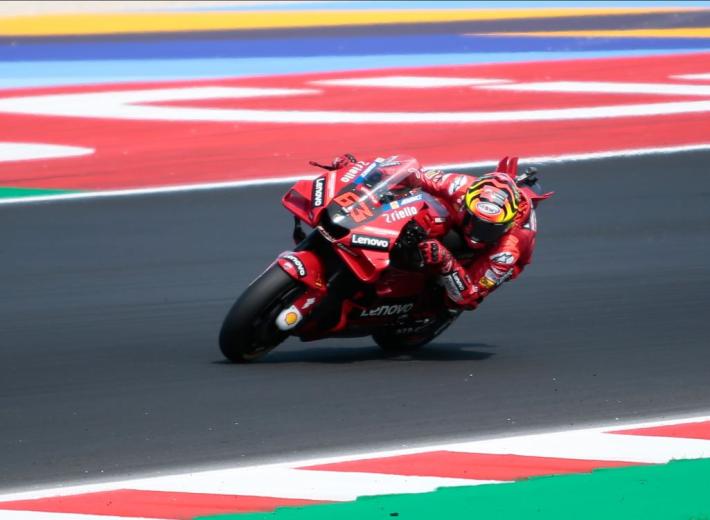 MotoGp, Rins vince in Australia e Bagnaia balza in testa al Mondiale