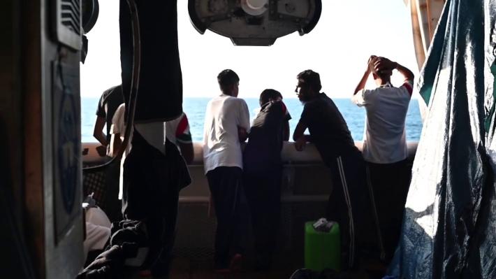 Nave Geo Barents con 572 migranti chiede un porto sicuro per lo sbarco