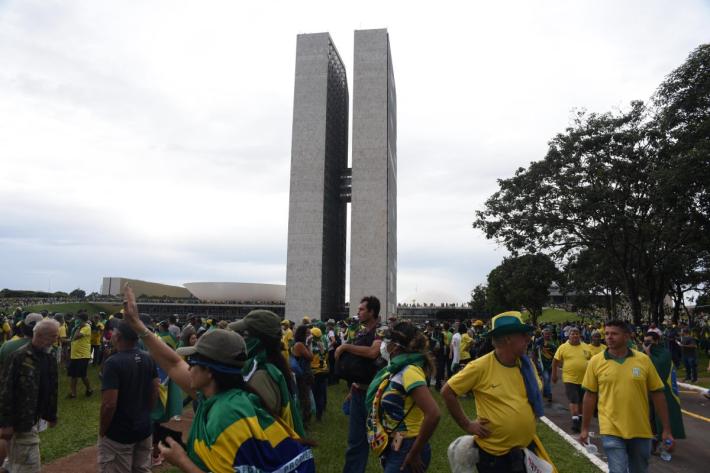 Brasile: palazzi del potere sotto controllo,  centinaia di  arresti, danni a opere d'arte.  Rimosso il governatore di Brasilia