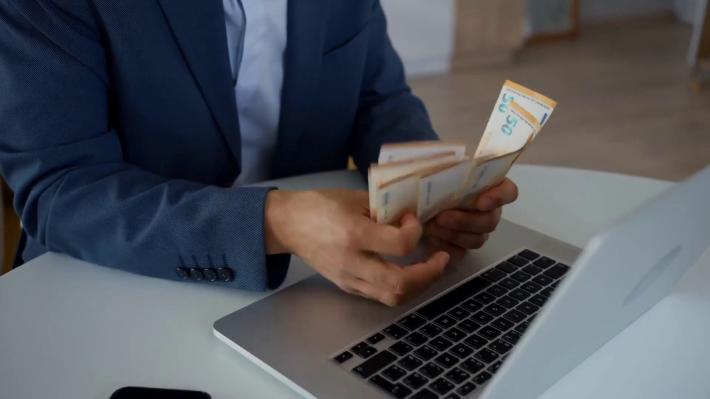 Con le tredicesime arriva il Bonus Natale: 100 euro facendo richiesta. Ecco chi ne ha diritto