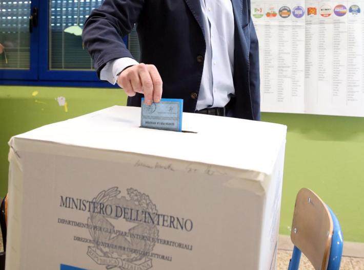 Il centrodestra vince i ballottaggi, al centrosinistra solo Vicenza. Astensionismo record