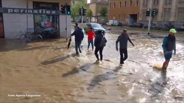 Ancora pioggia su Milano, prosegue l'allerta meteo. In Veneto stop a treni e bus, chiesta la chiusura delle scuole