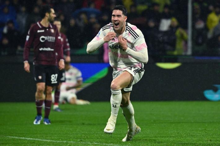 La Juve vince 2-1 in rimonta a Salerno, resta a -2 dall'Inter