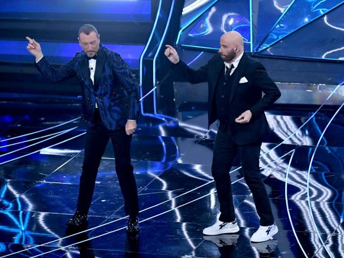 A Sanremo l'emozione di Allevi. Si balla con Travolta, Geolier in testa