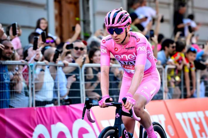 Pogacar vince anche la sedicesima  tappa e fa cinquina al Giro