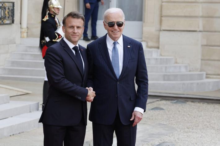Biden incontra Macron "Tutta l'Europa &egrave; minacciata dalla Russia"