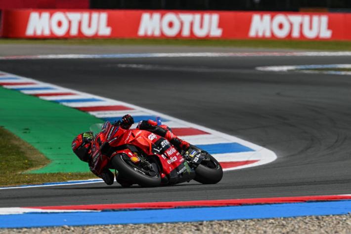 Gp d'Olanda: pole da record per Bagnaia ad Assen. Martin e Vinales in prima fila