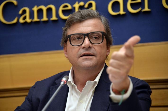 Calenda "No al campo largo, serve un centro serio"