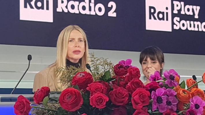 Sanremo, Alessia Marcuzzi canta Luis Miguel in conferenza stampa - Video