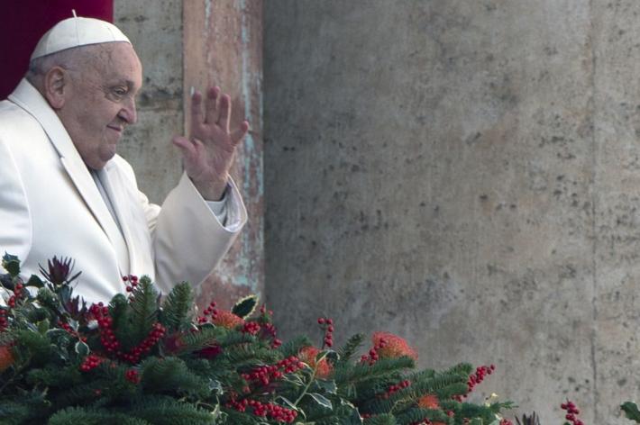 Il Papa migliora ma necessari altri giorni per sciogliere la prognosi. Oggi ha pregato nella cappella e lavorato