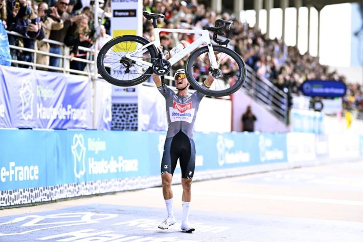 Alla Parigi-Roubaix vince ancora Van der Poel, 2&deg; Pogacar