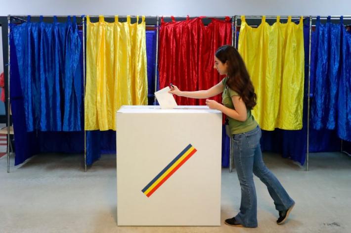 Romania, Simion vince il primo turno e sfida Dan al ballottaggio