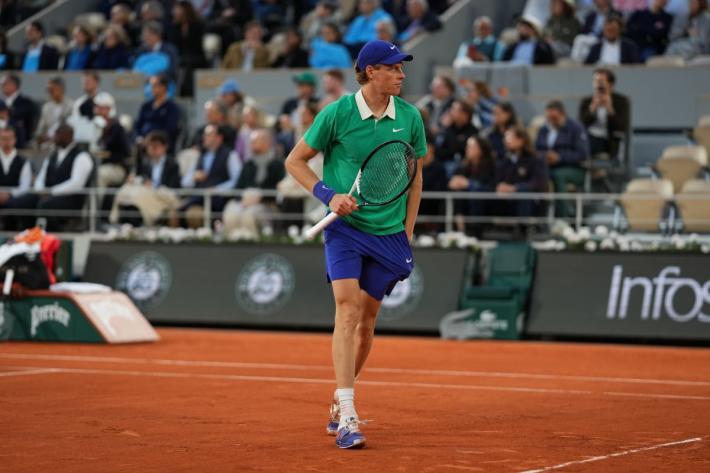 Sinner batte Djokovic 3-0, in finale al Roland Garros