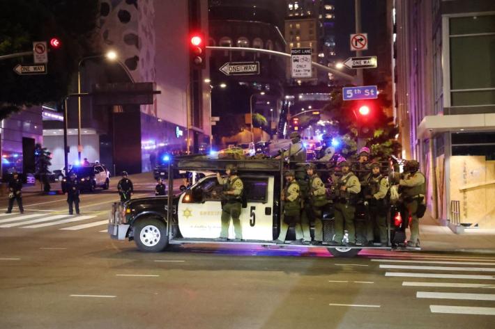 Los Angeles, proteste pro-migranti e arresti di massa. Trump: "Manifestanti animali"