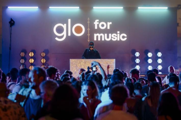"glo for music", a Fregene esibizione live a sorpresa di Tananai