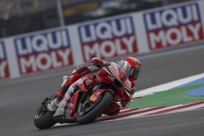 Marc Marquez domina anche il Gp di Ungheria, terzo Bezzecchi. Bagnaia ancora in crisi