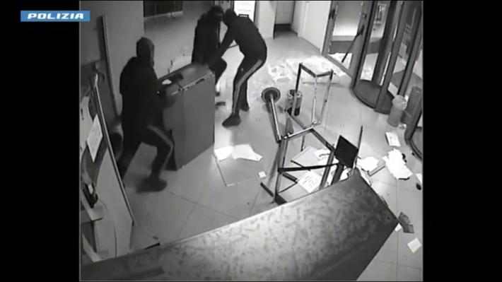 Rapinarono una banca in Italia e speronarono la polizia nella fuga: 5 arresti in Bosnia Erzegovina 