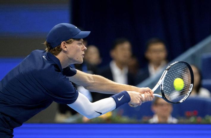 Sinner fatica ma batte Atmane e va ai quarti a Pechino