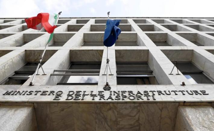 Mit "Nessun commissariamento dei porti italiani"