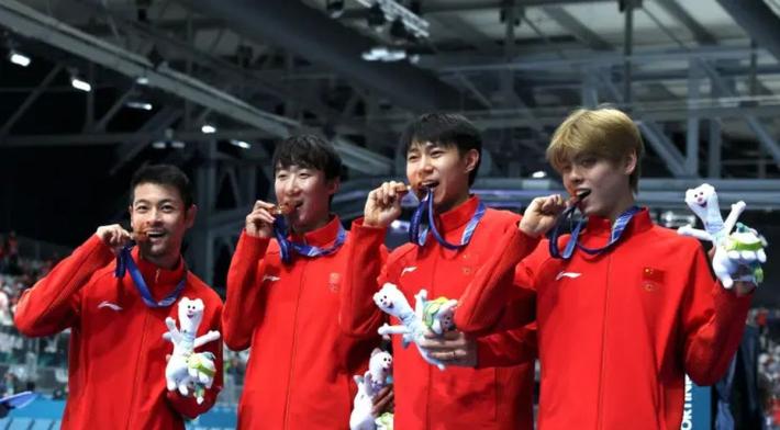 Pattinaggio, storico bronzo per la Cina nell'inseguimento a squadre